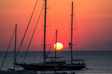 Günbatımında yatlar