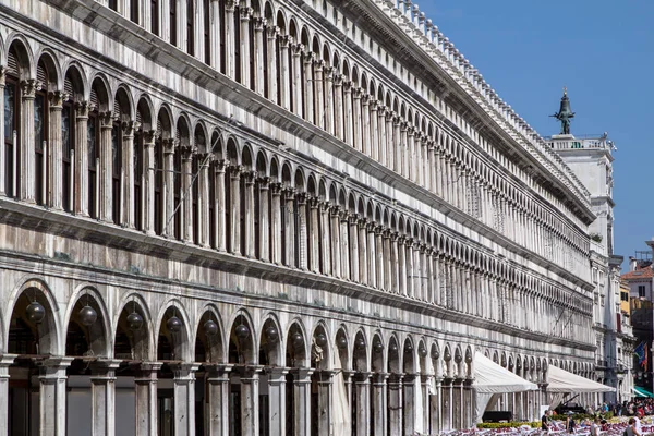Arcadas de la fachada en Piazza San Marco en Venecia, Italia — Foto de Stock