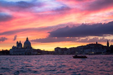 Bazilika Santa Maria della salute gün batımında, Venedik