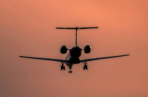 Flugzeug landet bei Sonnenuntergang — Stockfoto