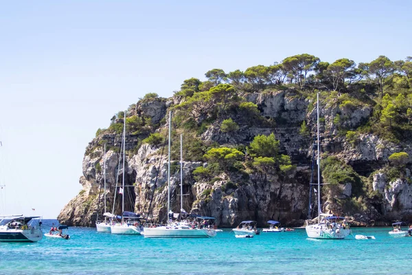 Hajók és jachtok az Macarella strandtól, Menorca, Spanyolország — Stock Fotó