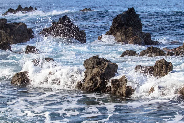 Costa del mar rocoso — Foto de Stock