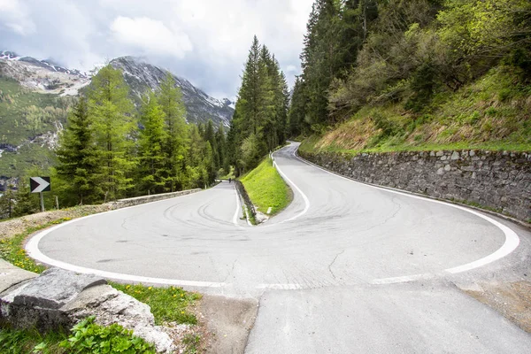 Dağlarda eğri yol — Stok fotoğraf