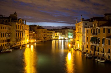 Canal Grande, gece, Venedik, İtalya.