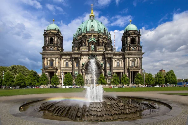 Собор в Берлине и фонтан, Германия — стоковое фото