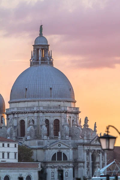 Basílica de Santa Maria della salute y puesta del sol cielo, Venecia —  Fotos de Stock