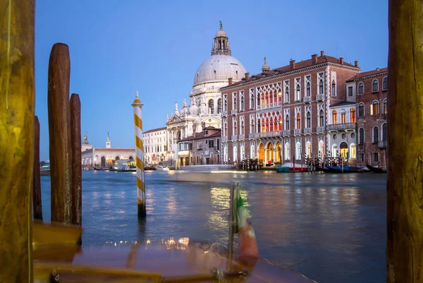 Basílica de Santa Maria della Salute por la noche, Venecia, Italia — Foto de Stock