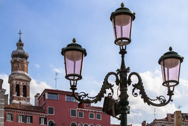 Lâmpada de rua e hotel antigo em Veneza — Fotografia de Stock