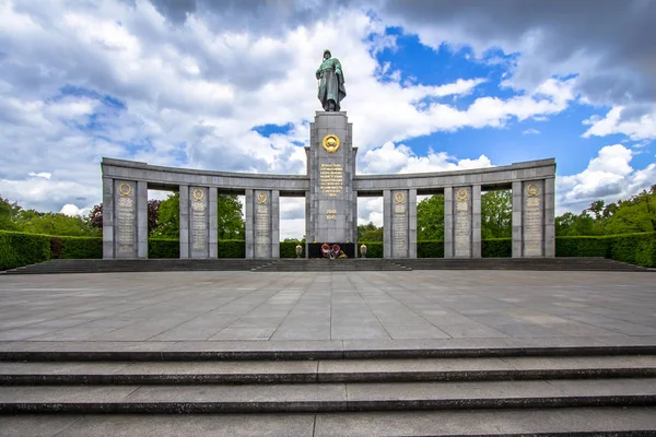 Memorial da Guerra Soviética em Tiergarten, no centro de Berlim, Alemanha — Fotografia de Stock