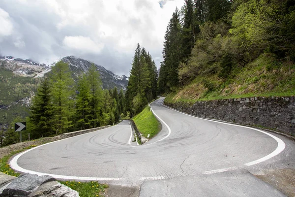 Estrada curva nas montanhas — Fotografia de Stock