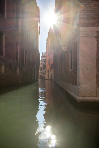 Piccolo canale veneziano, Venezia, Italia — Foto Stock