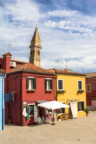 Barevné domy a zvonicí, Burano, Itálie — Stock fotografie