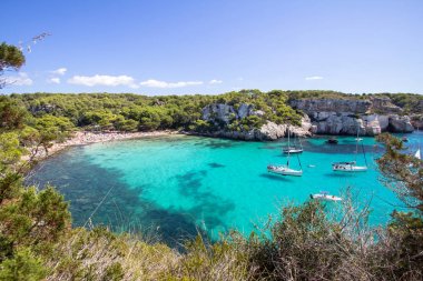 Tekneler ve yatlar Macarella plajda, Menorca, İspanya