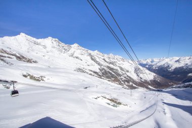 Dağın tepesinde Kayak istasyonu