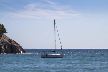 Küçük yalnız yat