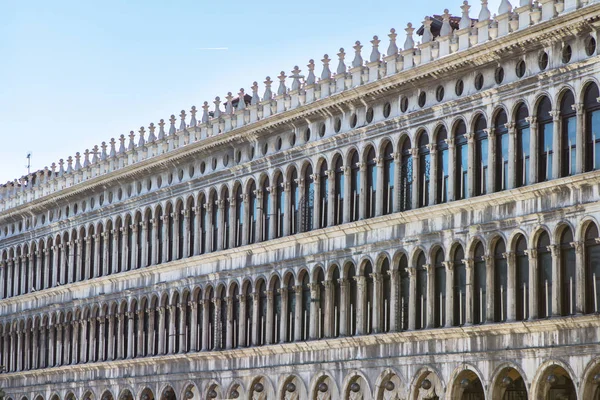 Arkádami průčelí na náměstí Piazza San Marco v Benátkách — Stock fotografie