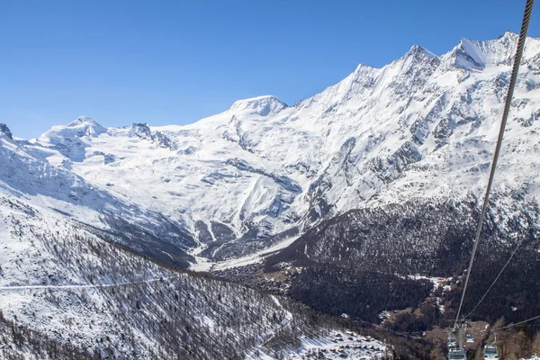 Pistes de ski et remontées mécaniques dans une montagne suisse à Saas-Fee — Photo