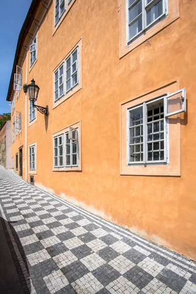 Casa laranja velha na rua Mostecka em Praga — Fotografia de Stock