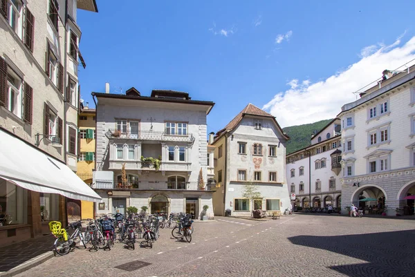 Edificios antiguos en Bolzano, Italia — Foto de Stock