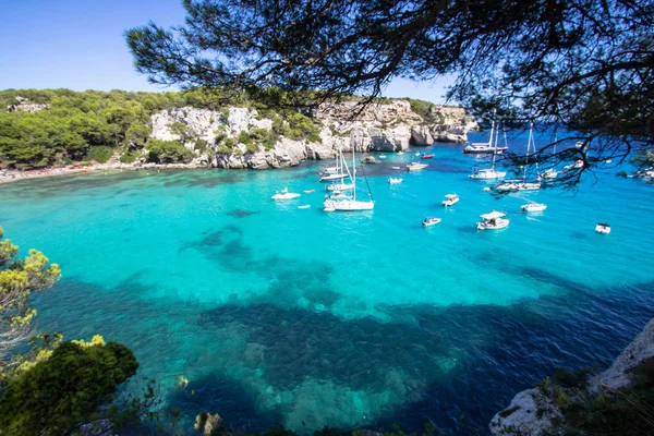 Boten en jachten op Macarella strand, Menorca, Spanje Spanje — Stockfoto