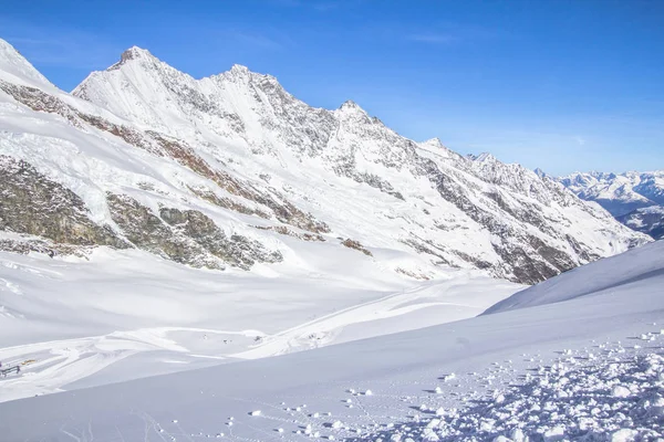 Bir Saas-Fee İsviçre dağlarında kayak pistlerine — Stok fotoğraf