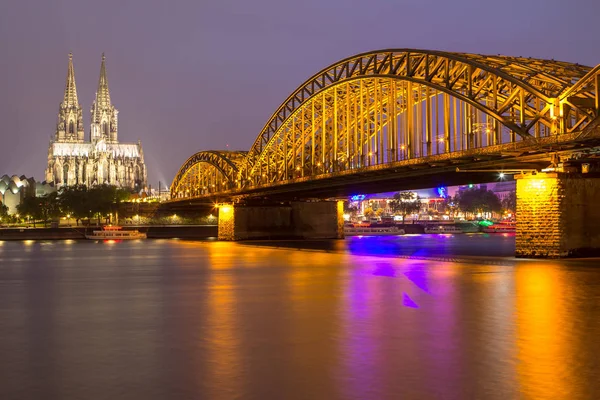 Pont Hohenzollern et cathédrale de Cologne, Cologne, Allemagne — Photo