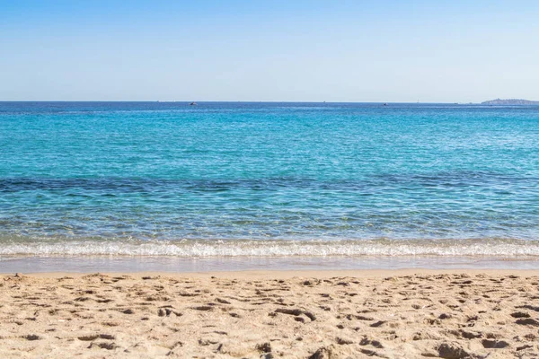 Playa de arena blanca y cielo azul — Foto de Stock