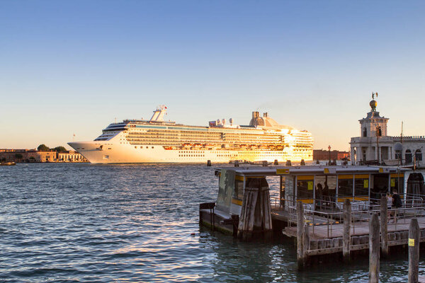 Круизное судно в Венеции, Италия
