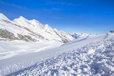 Bir Saas-Fee İsviçre dağlarında kayak pistlerine