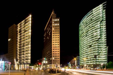 Potzdamer Platz de Berlin gece, Almanya