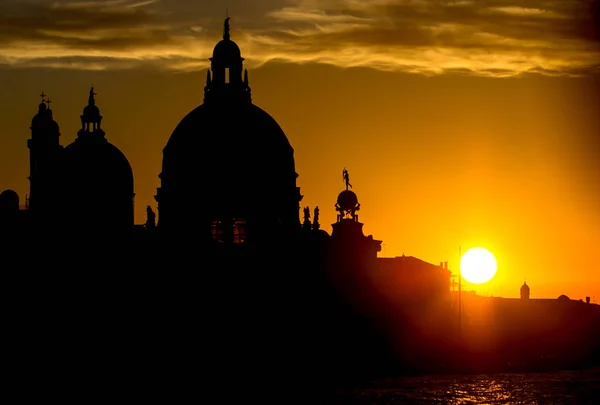 サンセット ヴェネツィアのマドンナ ・ デッラ ・敬礼の教会の背後にあります。 — ストック写真