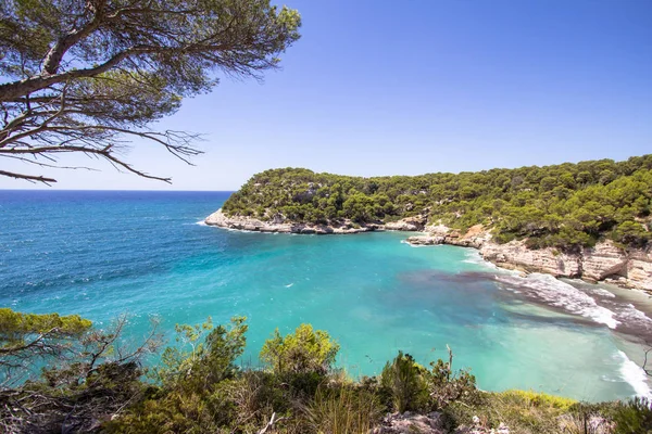 Panorama-view van Cala Mitjana, Menorca, Spanje Spanje — Stockfoto