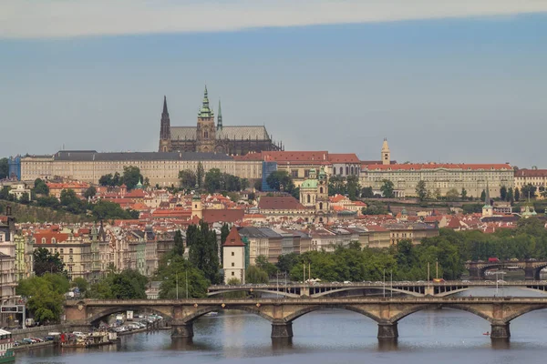 Widok z lotu ptaka starego miasta i mostu Karola w Pradze, Republika Czeska — Zdjęcie stockowe