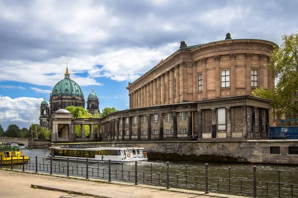 Rivier de Spree en de kathedraal van Berlijn in Berlijn, Duitsland — Stockfoto