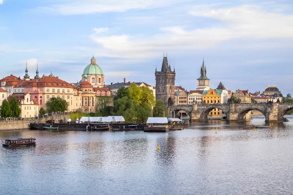 Widok na Most Karola i St. Nikolaus Kościoła w Pradze — Zdjęcie stockowe