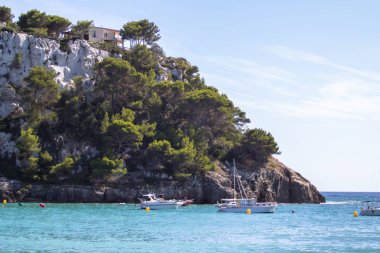 Tekneler ve yatlar Macarella plajda, Menorca, İspanya