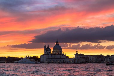 Bazilika Santa Maria della salute gün batımında, Venedik
