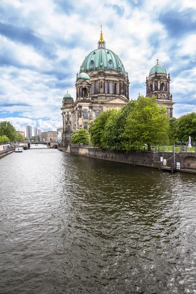 River Spree e a Catedral de Berlim em Berlim, Alemanha — Fotografia de Stock