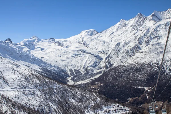 Tras narciarskich i wyciągów w szwajcarskich górach w Saas-Fee — Zdjęcie stockowe