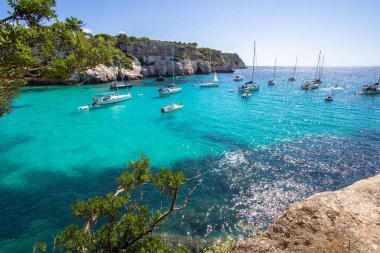 Tekneler ve yatlar Macarella plajda, Menorca, İspanya