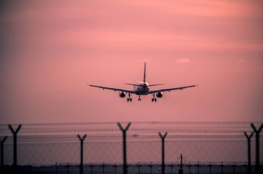 Gün batımında uçak inecek.