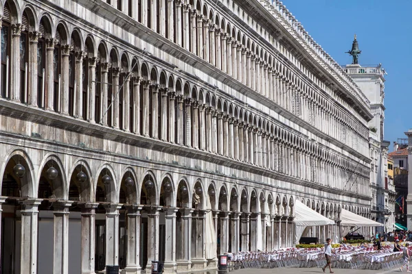 Arkádami průčelí na náměstí Piazza San Marco v Benátkách — Stock fotografie