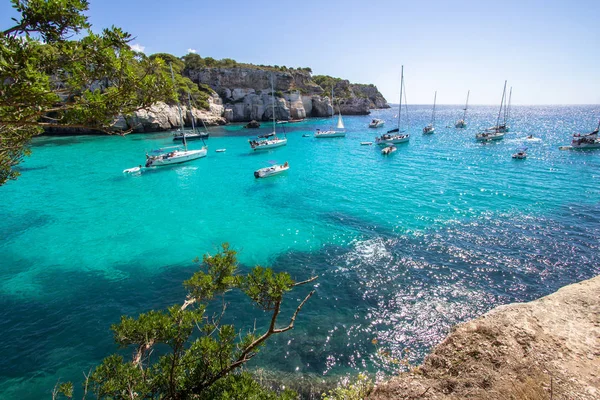 Hajók és jachtok az Macarella strandtól, Menorca, Spanyolország — Stock Fotó