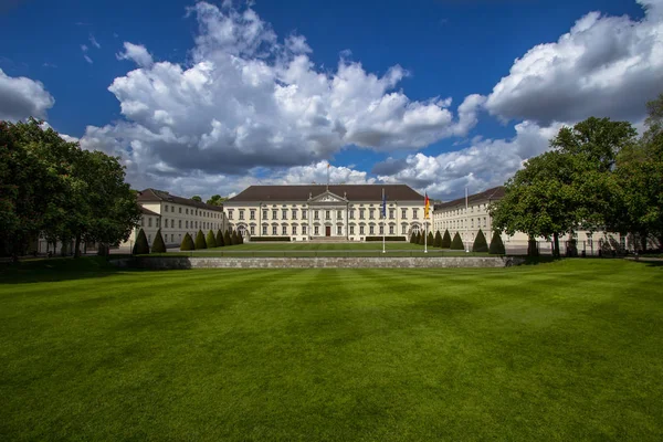 Widok na słynny Schloss Bellevue w Berlinie — Zdjęcie stockowe