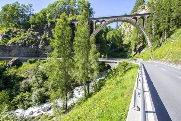 Arco do Viaduto na Suíça — Fotografia de Stock