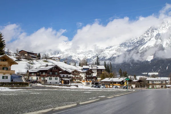 Pequena aldeia nos Alpes — Fotografia de Stock