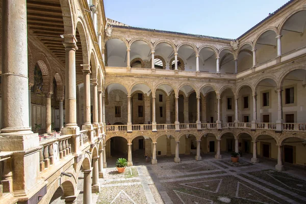 Gården i Palazzo Reale i Palermo, Italien — Stockfoto