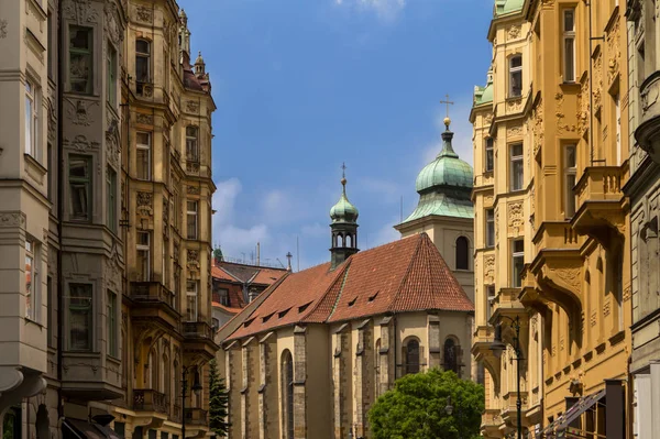 Исторические здания в старом городе Праги, Чехия — стоковое фото