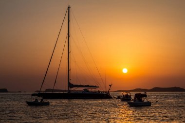 Gün batımı tekne ile deniz üzerinde