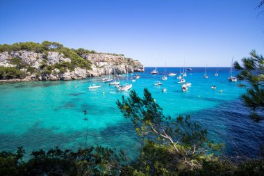 Tekneler ve yatlar Macarella plajda, Menorca, İspanya